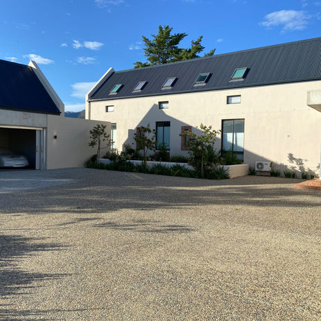 Courtyard at front of country side residential home built by Bertoncello
