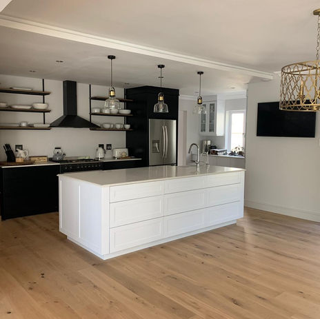 Kitchen with laminated flooring and modern finishings. 