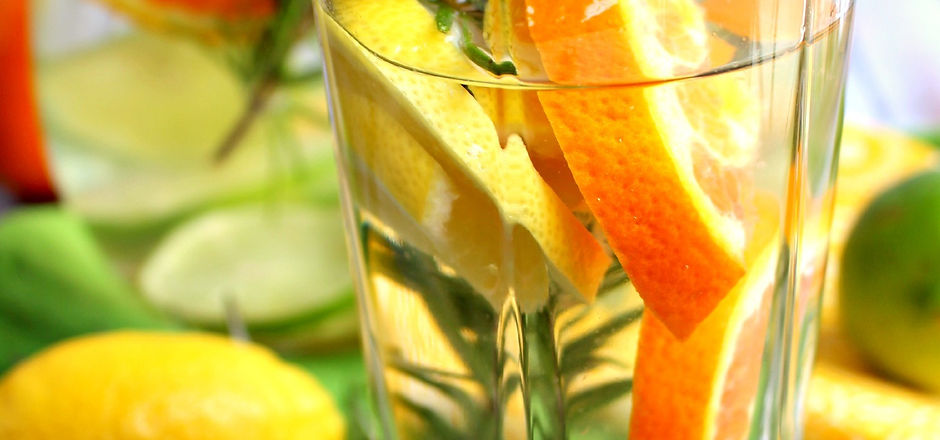 detox-water-agrumes-et-romarin-1-pamplemousse-3-oranges-1-citron-1-branche-de-romarin_7404