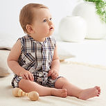 Bébé qui porte une combi-cool