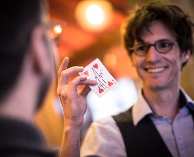 Magicien close-up en entreprise