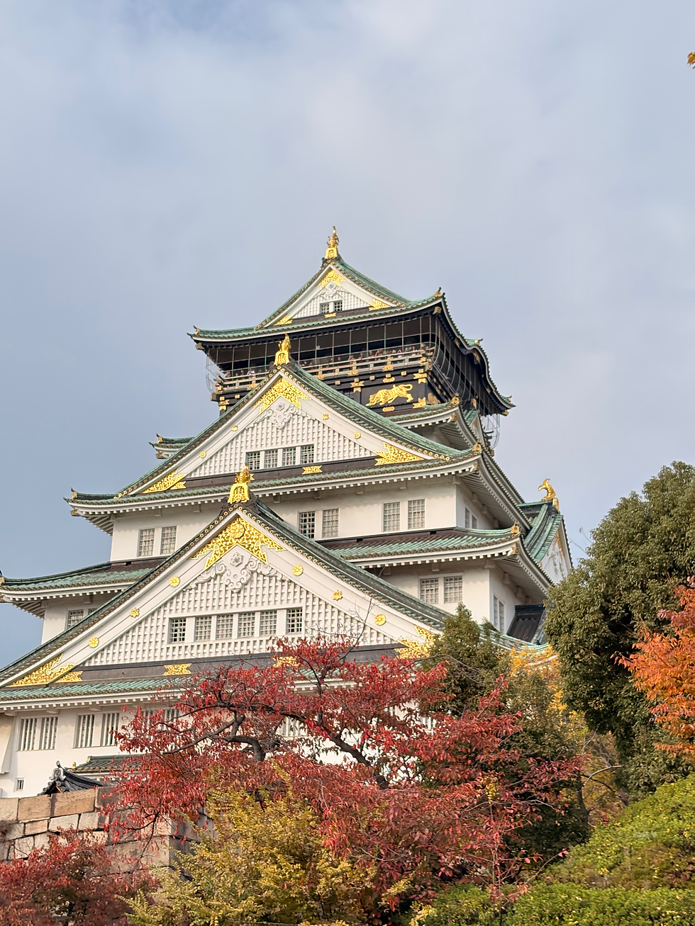 De hoofdtoren van het kasteelcomplex