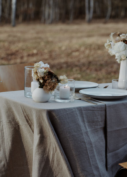 Schlichtes Outdoor Table Setting 
