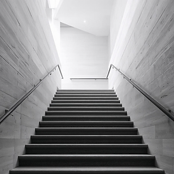 Peux tu générer en noir et blanc deux images différentes, une du début d'escalier, une de