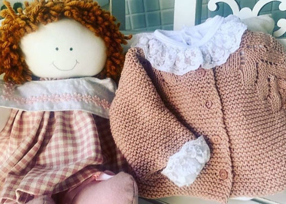 casaquinhos de lã e bonecas de pano