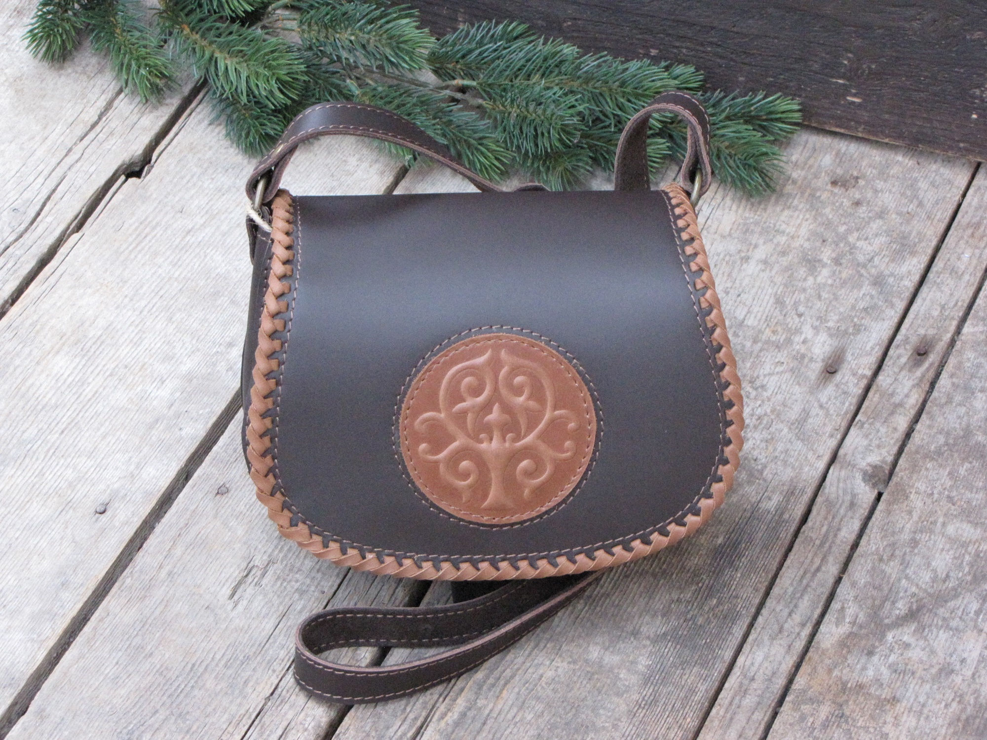 Bőrtáska életfával