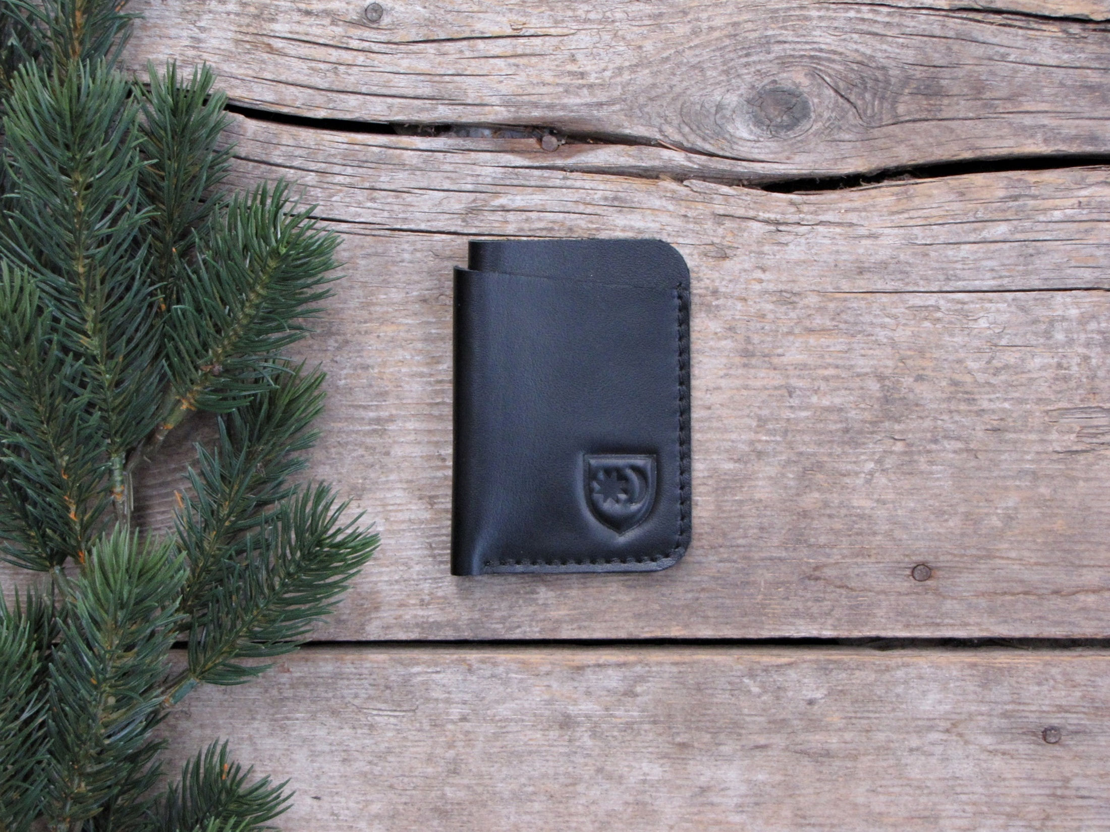 Minimalist wallet with secler crest