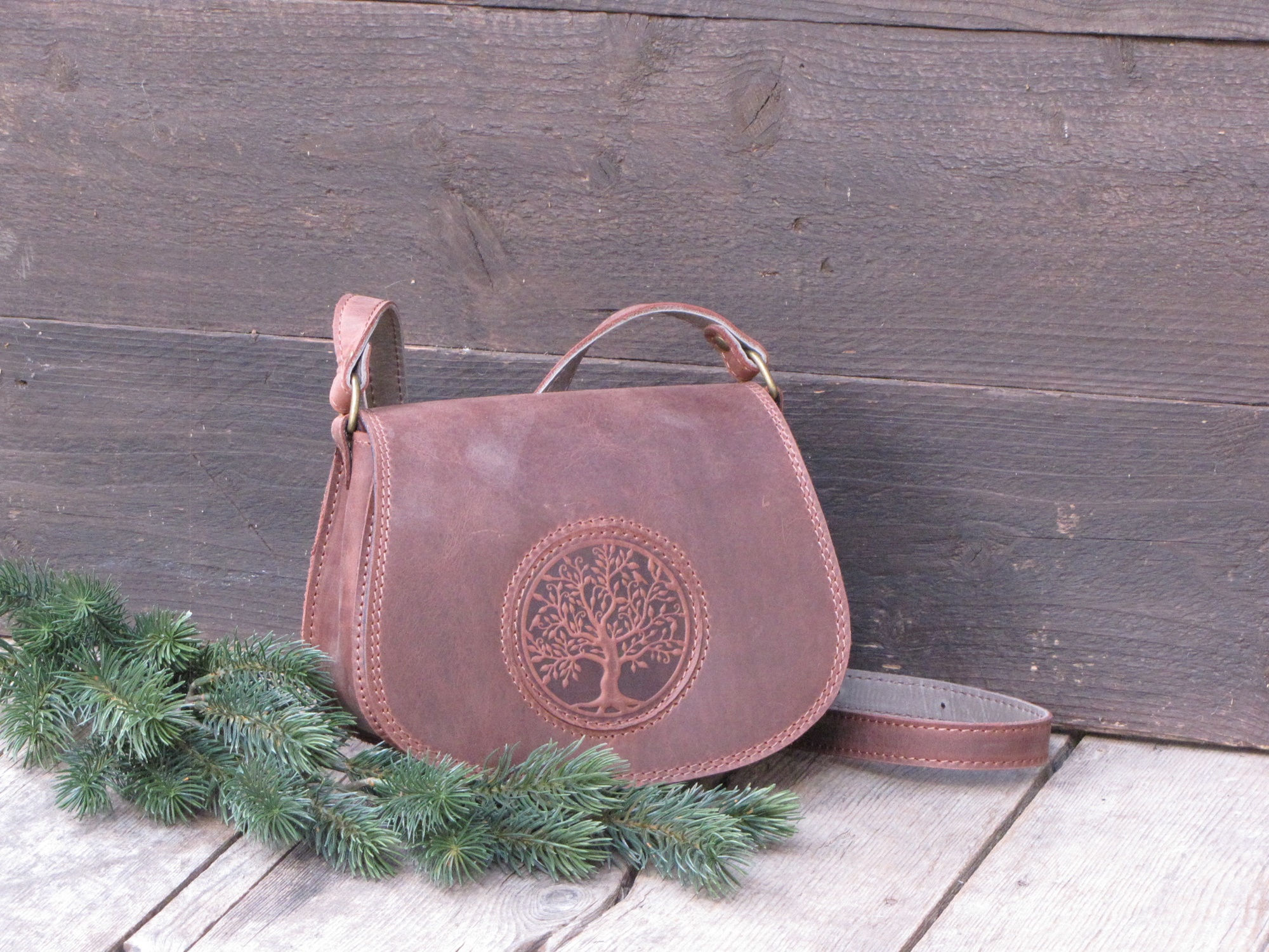 Bőrtáska életfával