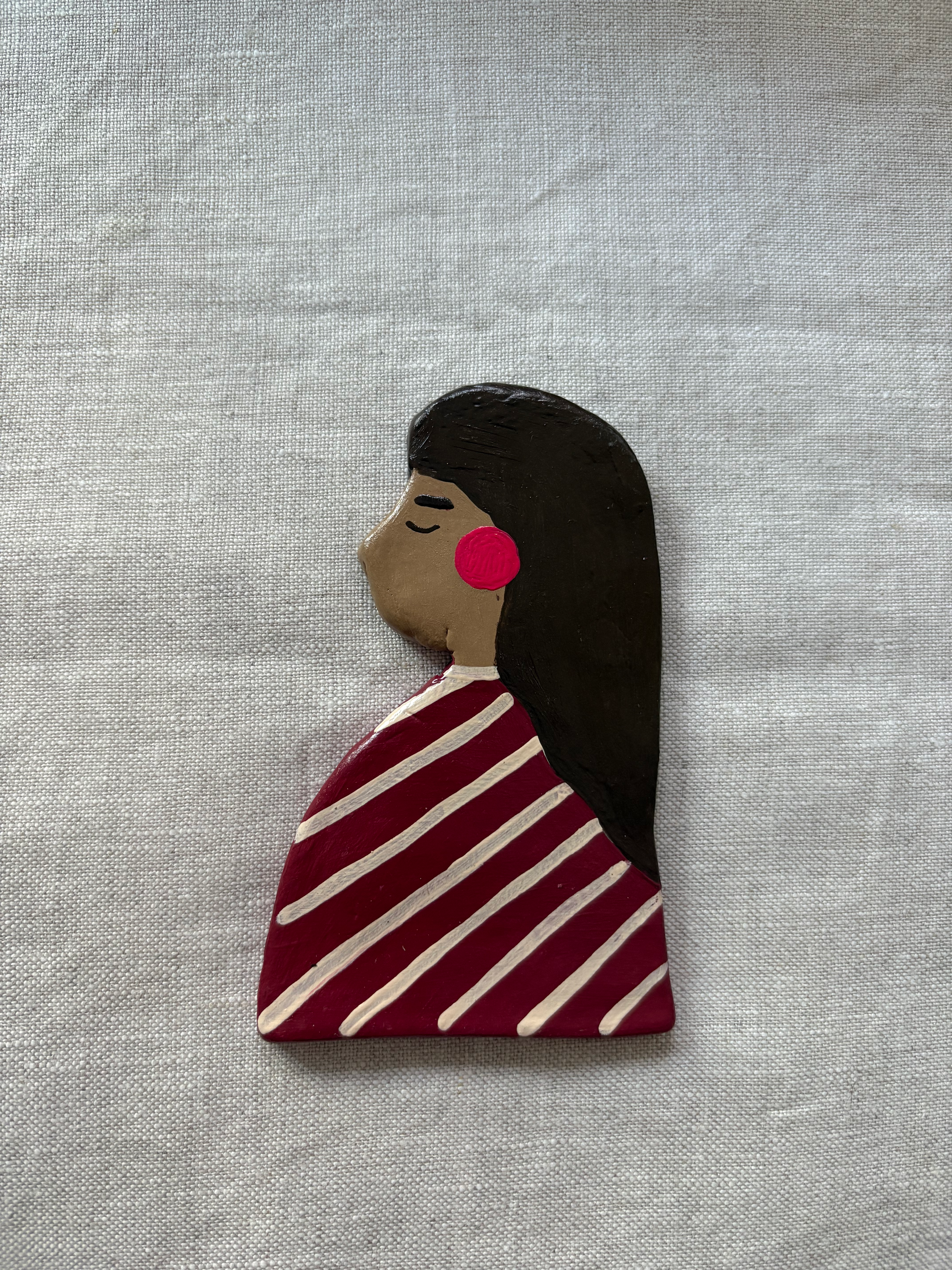 Menina em cerâmica - Casaco listrado - M