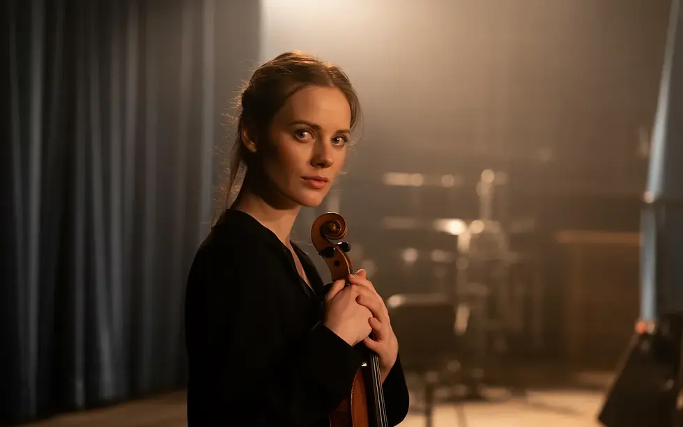 Portrait photo-réaliste d’un·e musicien·ne dans les coulisses d’un théâtre, crispant son instrument avant d’entrer en scène, illustrant intensément l’anxiété de performance artistique.