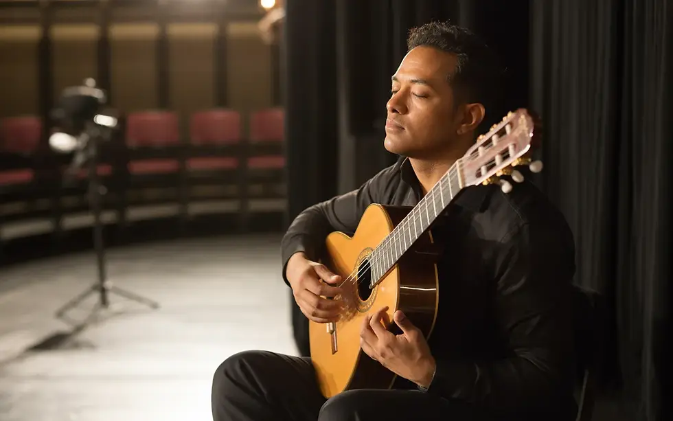 Musicien assis en coulisses, yeux fermés et instrument sur les genoux, en pleine préparation mentale concert musicien avant de monter sur scène, éclairé par une lumière chaude avec arrière-plan de salle de concert flou en bokeh.