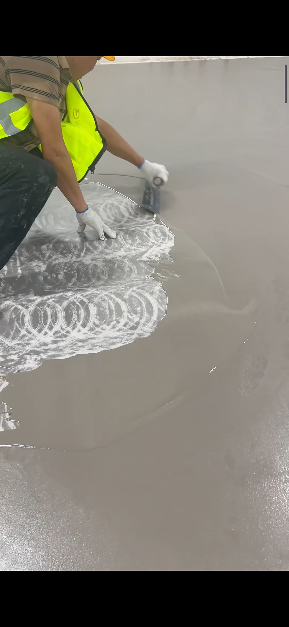 Miniatura: Cemento pulido piso industrial con máquina con sellador transparente Ecuador 