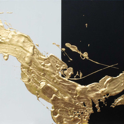 Einzelansicht des mittleren Teils des Werks „GOLDENE WELLE“. Goldstruktur auf weißem Hintergrund, inspiriert vom Meer.