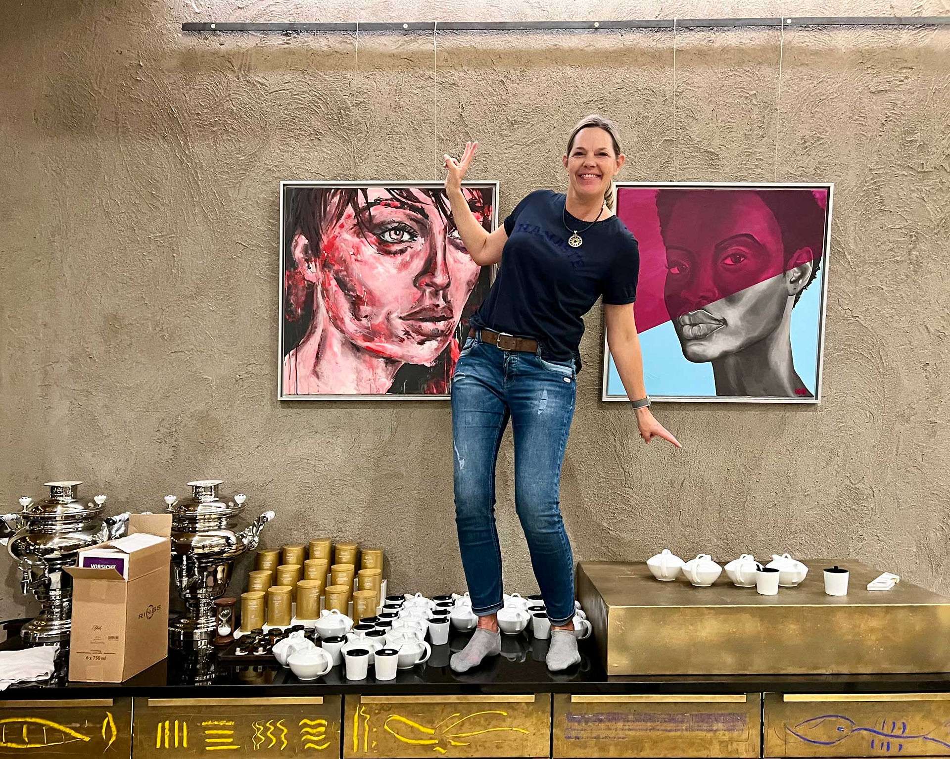 Karin Döring beim Aufbau der Ausstellung im Kastenmeiers Dresden