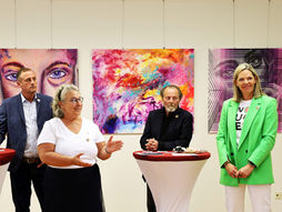 Vernissage der Ausstellung ‚Schönheit. Vielfalt.‘ von Karin Döring mit interaktivem Kunstwerk und LICHTGESTALT-Serie auf Fehmarn.