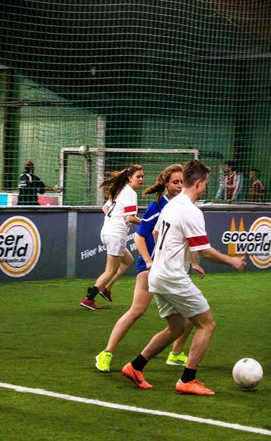 Kleinfeld-Fußballspiel mit zwei Mannschaften in der SoccerWorld Köln