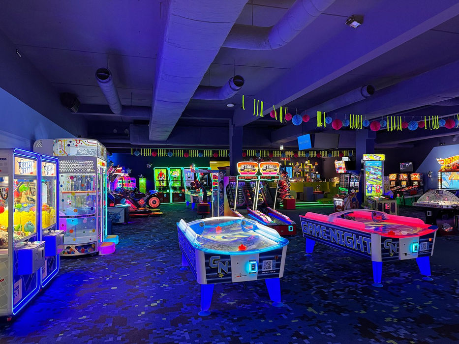 Überblick über den Spielraum im Indoor Arcadecenter Kerpen mit Spieltischen