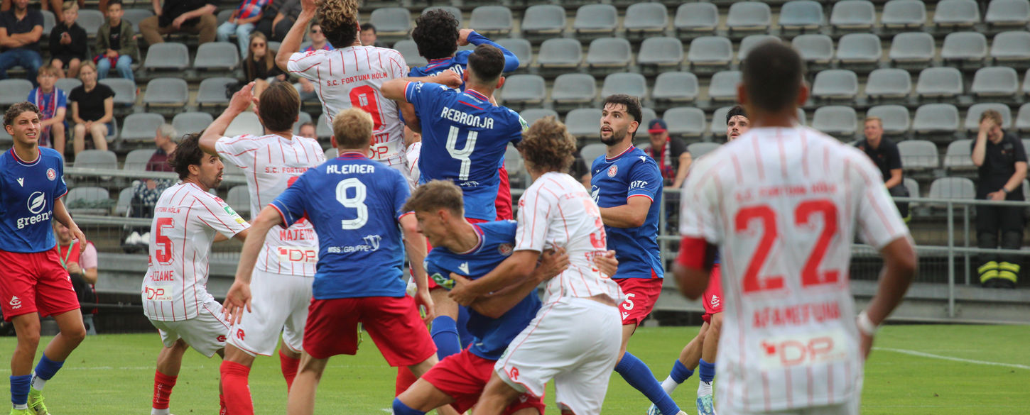 Spielszene von Fortuna Köln auf dem Spielfeld während eines Heimspiels“