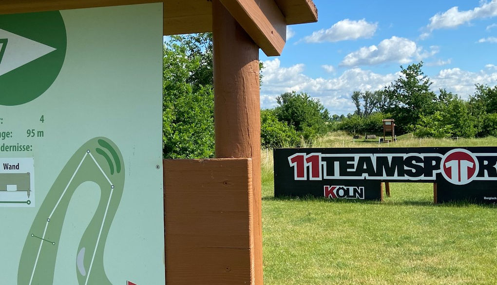 Nahaufnahme einer Fußballgolf-Spielbahn in Berrendorf