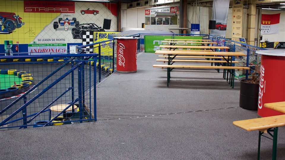 Sitzbereiche im Innenbereich des Le Mans Karting Köln