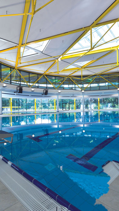 25-Meter-Becken im Lentpark Köln mit Tageslichtbeleuchtung