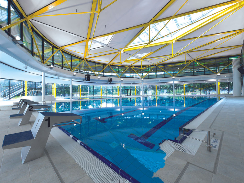 25-Meter-Becken im Lentpark Köln mit Tageslichtbeleuchtung