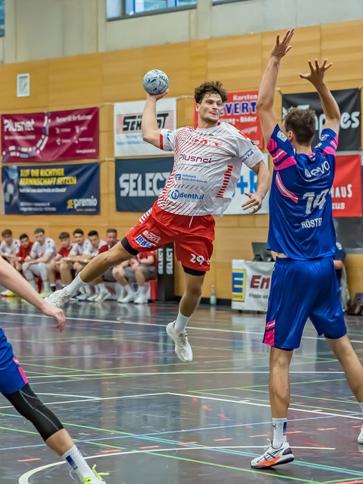 Mannschaft des Longericher SC Köln in Aktion während eines Handballspiels
