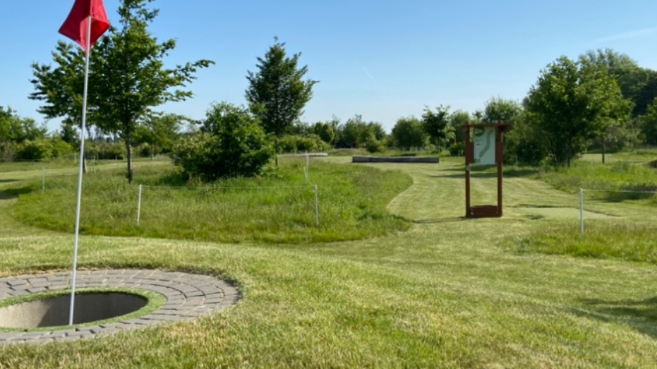 Zielbereich einer Fußballgolf-Spielbahn in Berrendorf mit roter Zielfahne
