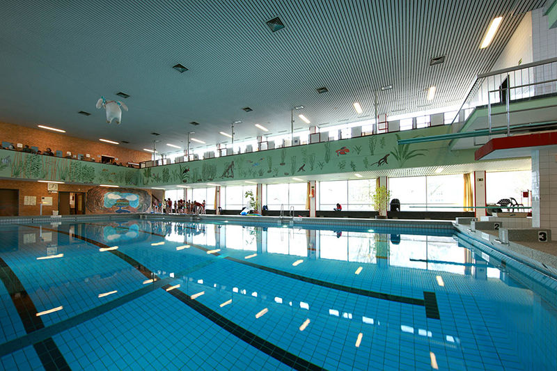 Innenbereich des Genovevabads in Köln mit 25-Meter-Schwimmerbecken