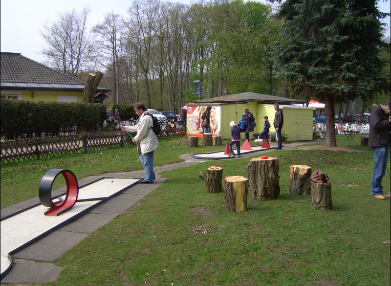 Minigolfanlage Lindenthal in Köln mit Besuchern beim Spielen auf den Bahnen