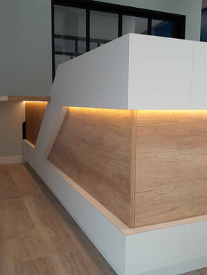 Le Bail Agencement - agencement pour professionnel - borne d'accueil - centre de soins à Vannes - menuisier ébéniste - agencement sur mesure - agenceur Lorient - Bretagne - Morbihan - Conseils, conception, fabrication et pose de meubles sur-mesure - Ploemeur