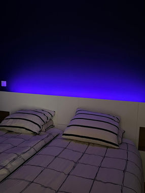 ​Conception, fabrication et pose d'un dressing sur-mesure, tête de lit avec niches et réglette led intégrée - Guidel - Morbihan