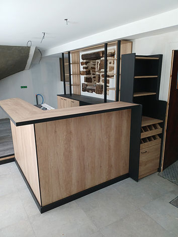 Intérieur rénové du bar-restaurant Les 3 B avec comptoir sur mesure, arrière-bar intégré, verrier suspendu et plancher en lames LVT, réalisé par Le Bail Agencement – menuisier, agenceur, ébéniste à Lorient, Ploemeur, Morbihan.