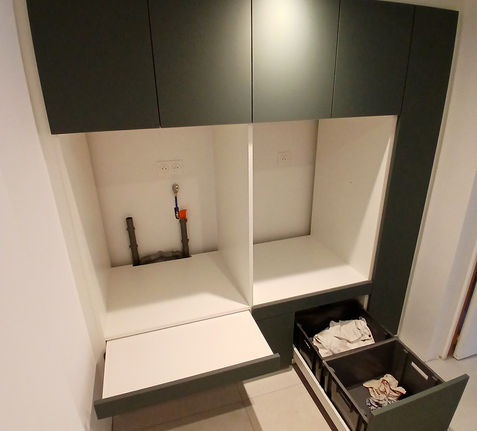 Aménagement de buanderie sur mesure à Ploemeur avec emplacements pour lave-linge et sèche-linge, tablette pour paniers à linge, tiroir de tri, colonne et rangements hauts, portes et tiroirs push-up, création, fabrication et pose par Le Bail Agencement – menuisier, agenceur, ébéniste dans le Morbihan, Lorient, Ploemeur