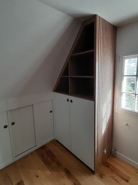 Agencement d'une chambre avec placards, étagères, tête de lit, bureau encastré - Crac'h - Morbihan