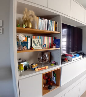Meuble de salon sur mesure à Crac’h avec étagères modulables, encastrement TV sur support amovible, tablettes push-open, tiroirs et placards, création, fabrication et pose par Le Bail Agencement – menuisier, agenceur, ébéniste dans le Morbihan.
