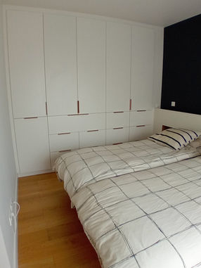 ​Conception, fabrication et pose d'un dressing sur-mesure, tête de lit avec niches et réglette led intégrée - Guidel - Morbihan
