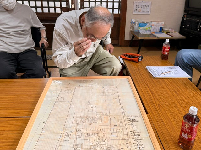 2026年6月17日、高齢者サロンで徳川家達公の屋敷跡の図面を読み解きました。正門(現在、静岡市立高校に移設された田安門)と勝手門(現在、松源寺に移設されお寺の門になっています。)も記載され、各お部屋の畳数、配置、井戸の位置、馬場や馬舎、建仁寺垣、鎮守(多分、警備員詰め所)、物御台(外の様子も見れた)、屋敷の周りには「流れ」という文字(北川が流れていた)など当時の生活様式などが垣間見れるものでした。そして我々が注目したのは、隣接南側のあたりに「御器屋町通り」の文字、私達、自治会は今は地名は西草深町ですが、昭和44年まで御器屋町でした。だから現在の自治会名は「西草深町・御器屋区自治会」と言いますが、その所以となる「御器屋町」という地名がこの明治3年の図面に記載されていることでした。