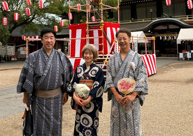大歳御祖神社の日待祭に当番町として踊りを神様に奉納した3人です。