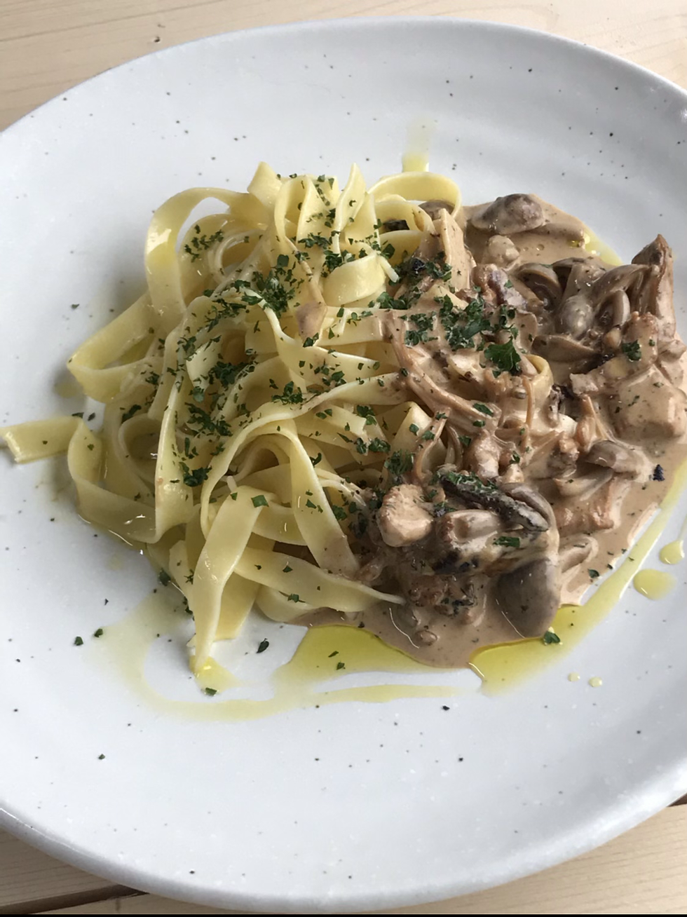 サムネイル： Fettuccine, smoked chicken, bacon  mushrooms, cream herbs