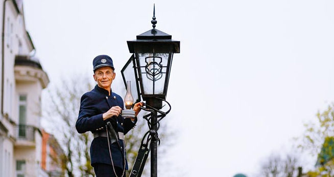 365 дней в году он ...зажигает фонари