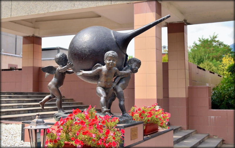 Туристы могут увидеть" Фанеру над Парижем" и "Звездочета",который исполняет жела