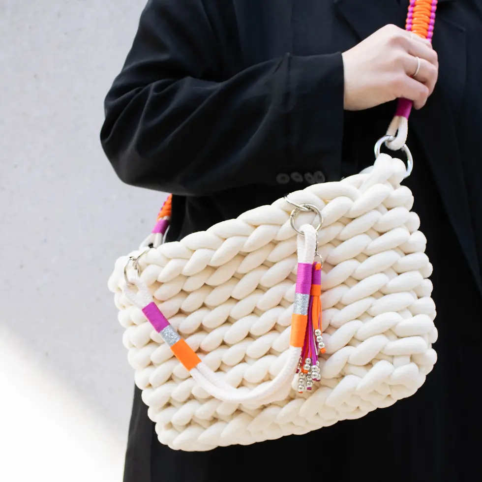Miniaturbild: A.MANO Roma Handtasche Creme mit Paracord Gurt und Henkeln mit Neon Details