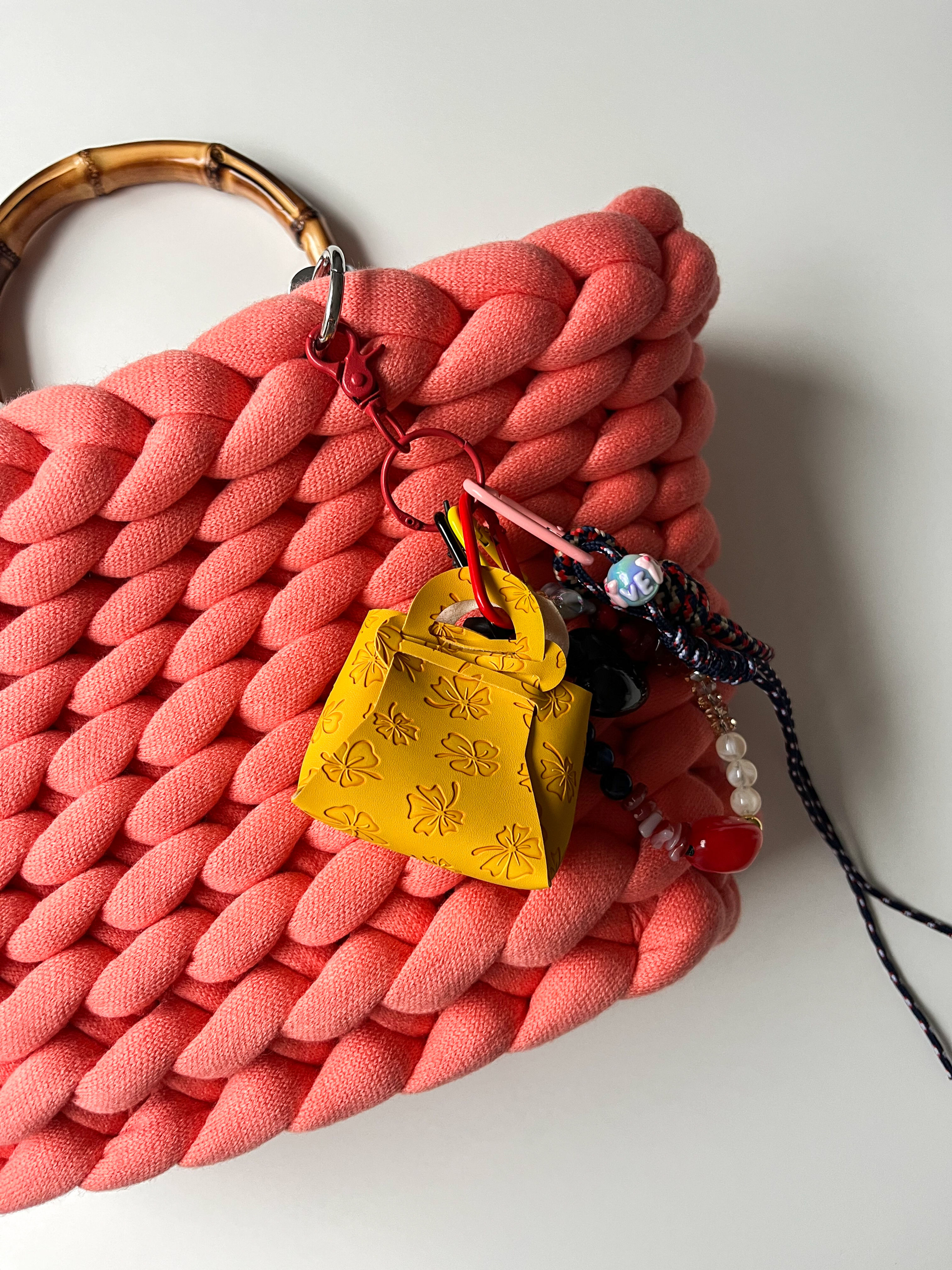 Taschenanhänger Mini Bag mit Herz und Perlen und Karabiner