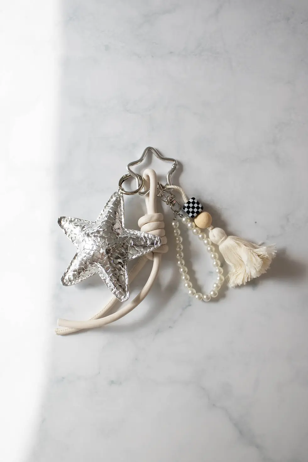 Miniaturbild: Bag Charm Stern und Perlen Taschen-und Schlüsselanhänger Metallic
