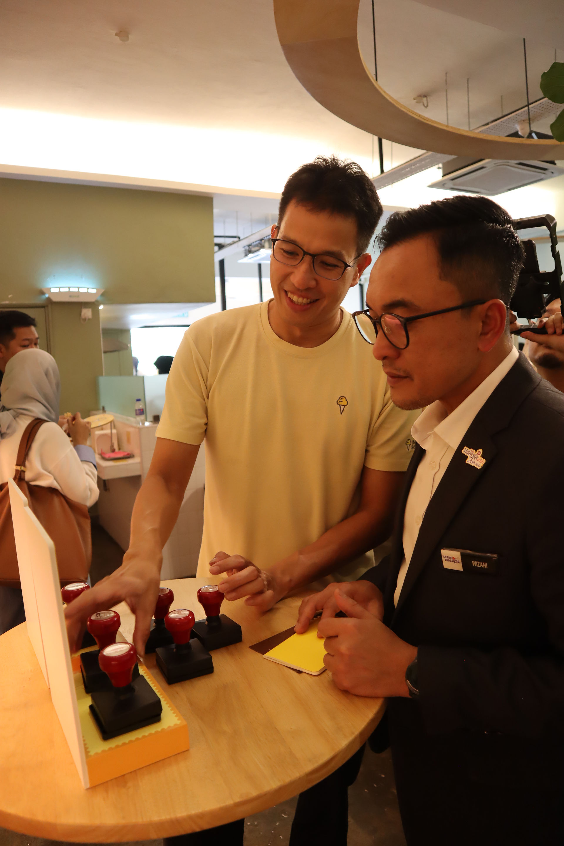 每家参与活动的 Inside Scoop 门店都拥有各自专属的印章设计，顾客可在冰淇淋护照逐一盖章，让每一次到访都仿佛展开一场迷你探险。这本冰淇淋护照将作为 Rasa-Rasa Pack 的赠品随包附送，数量有限，送完即止。