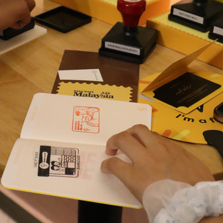 每家参与活动的 Inside Scoop 门店都拥有各自专属的印章设计，顾客可在冰淇淋护照逐一盖章，让每一次到访都仿佛展开一场迷你探险。这本冰淇淋护照将作为 Rasa-Rasa Pack 的赠品随包附送，数量有限，送完即止。