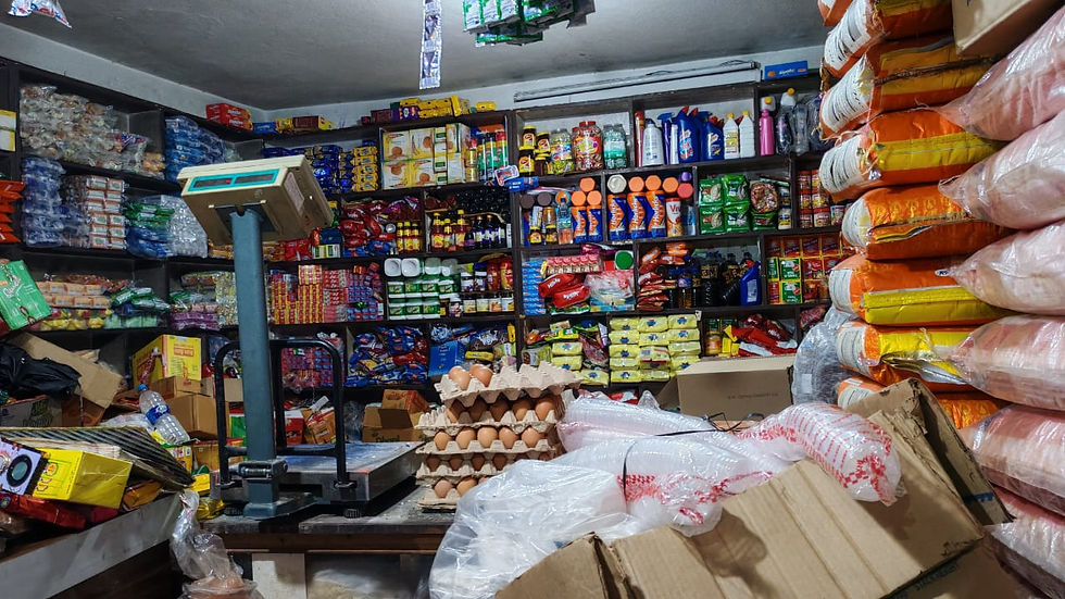 在阳光偶尔露脸的日子,我们在周围走些小山,俯瞰加德满都谷地。再后来,天气越来越冷,阳光逐渐变成金色的,雨季结束了四周的小商店在门口最显眼处摆出了五颜六色的风筝绳子,孩子抓起风筝往外跑。