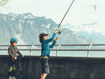 洛桑是日内瓦湖畔的第二大城市，喜欢阳光照射在湖面的闪闪发光，让经过的人们脸上，也是发亮的，因为身边的人吧，又或者是一天的好天气，所以大家的脸上都是笑容呀。    另外，这里也是大学城，青年聚集的地方，难怪热闹从市中心延伸到各个角落。