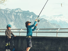 洛桑是日内瓦湖畔的第二大城市,喜欢阳光照射在湖面的闪闪发光,让经过的人们脸上,也是发亮的,因为身边的人吧,又或者是一天的好天气,所以大家的脸上都是笑容呀。 另外,这里也是大学城,青年聚集的地方,难怪热闹从市中心延伸到各个角落。
